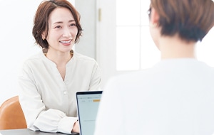 説明する女性スタッフ