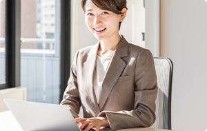 笑顔の女性スタッフ